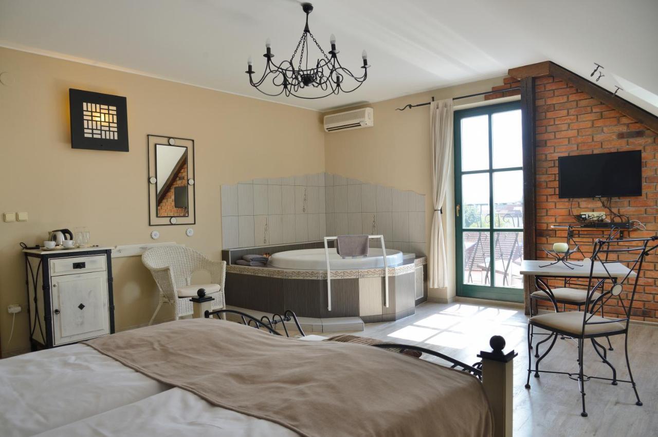 Hotel Via Ironia Високе-Мито Экстерьер фото