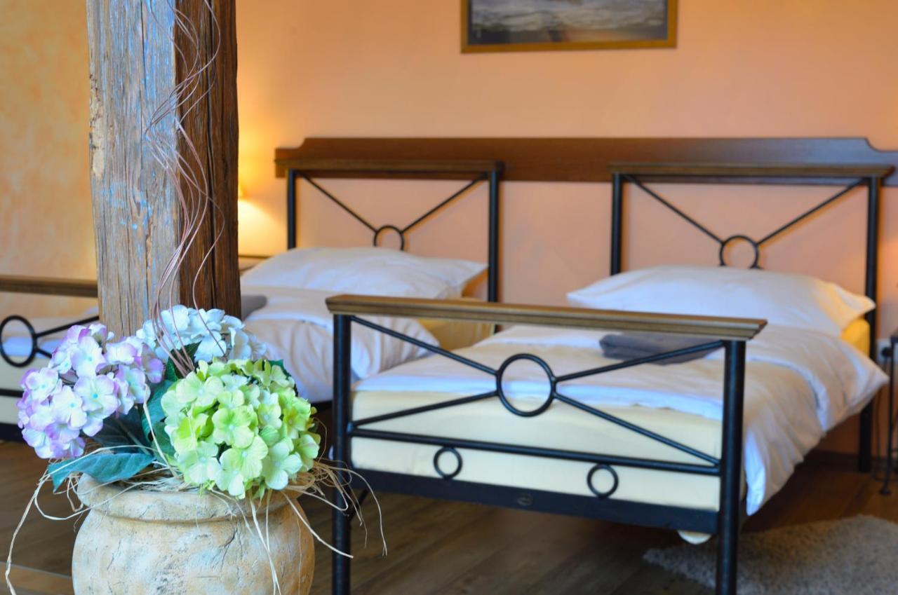 Hotel Via Ironia Високе-Мито Экстерьер фото