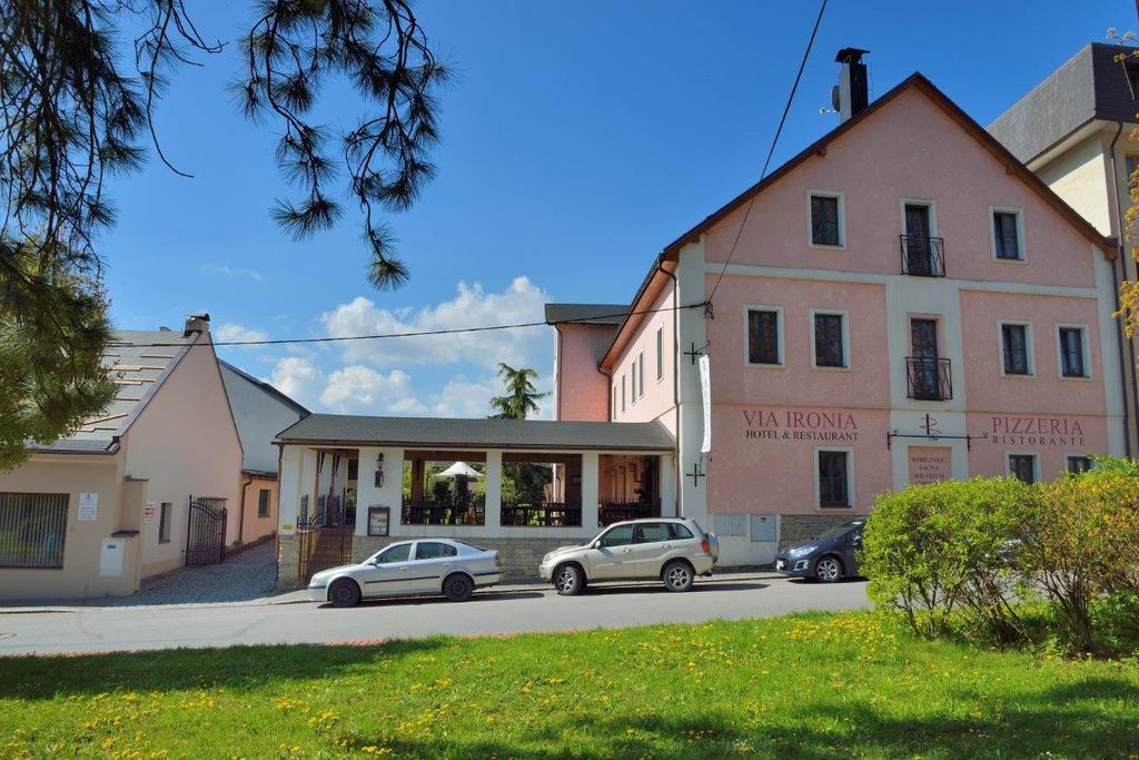 Hotel Via Ironia Високе-Мито Экстерьер фото